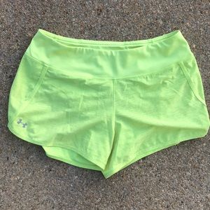 UA WOMEN MID SHORTS
